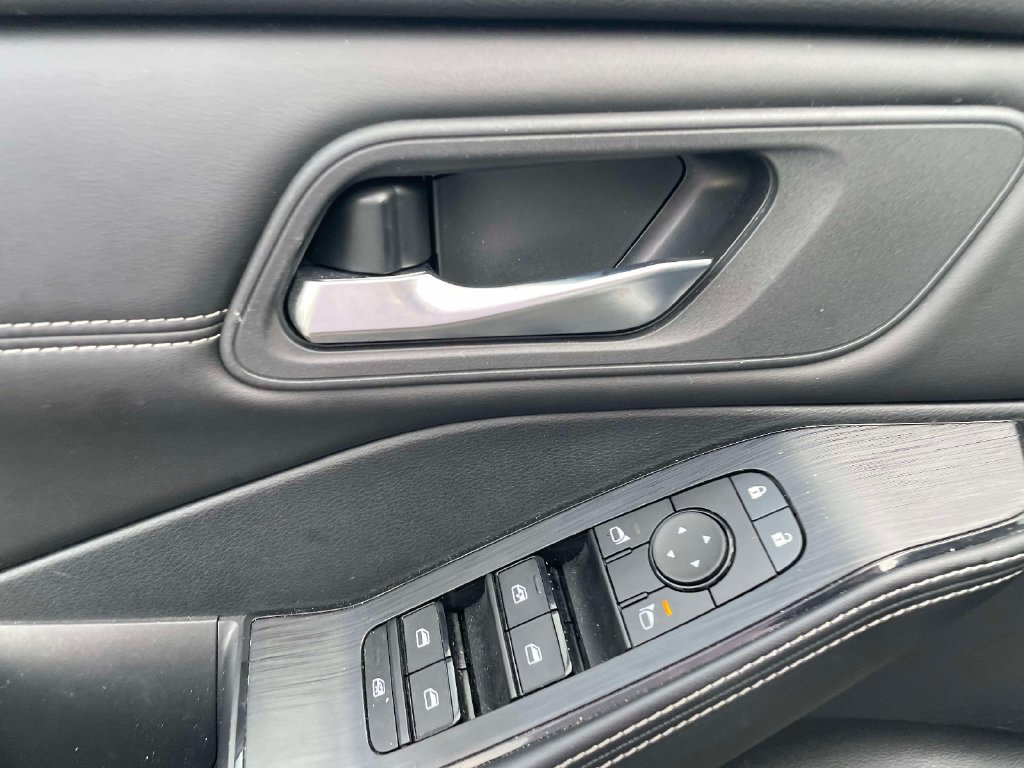 Used 2024 Nissan Rogue SV w/ SV Premium Package FWD image 18