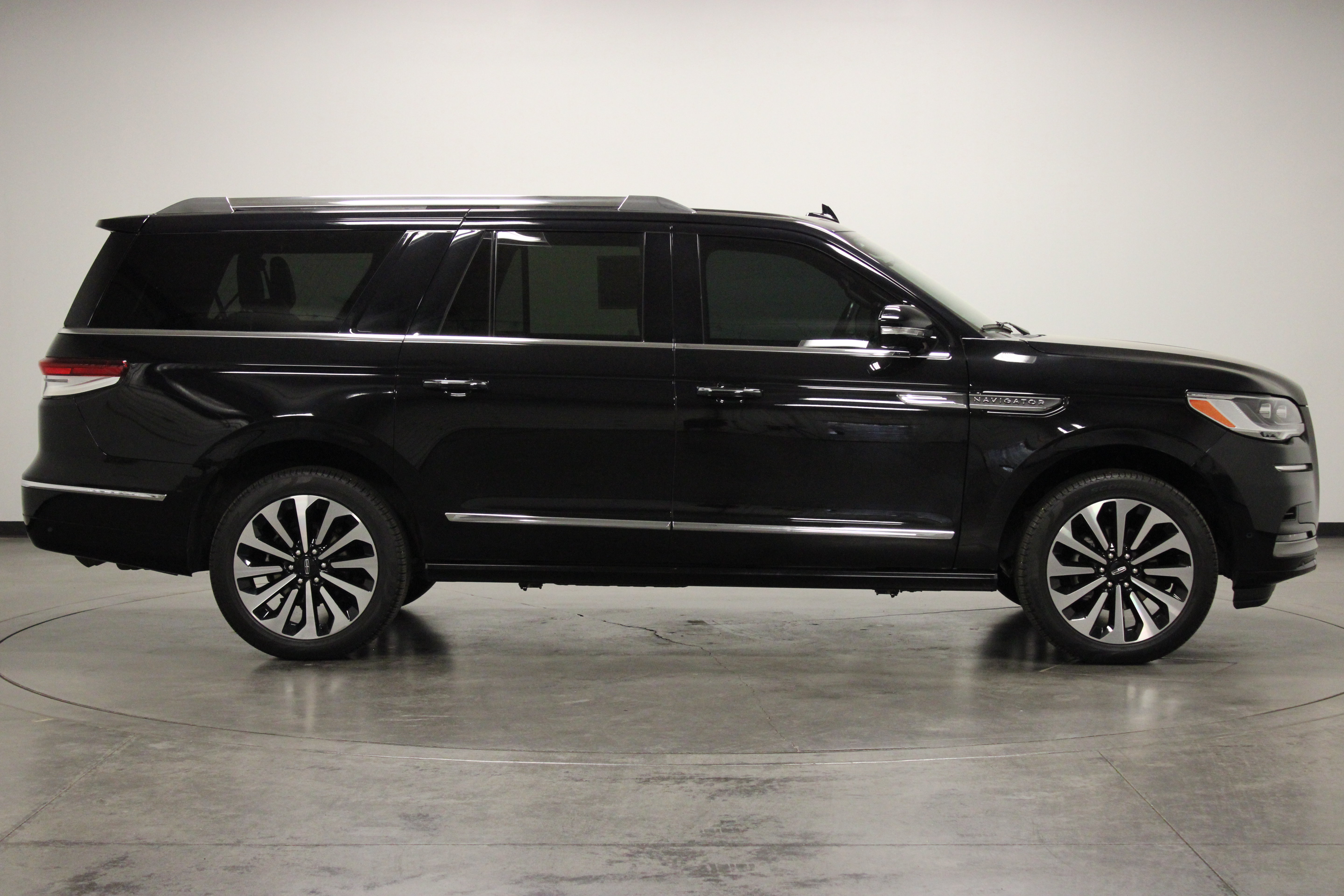 Used 2024 Lincoln Navigator L Reserve AWD/4WD image 9