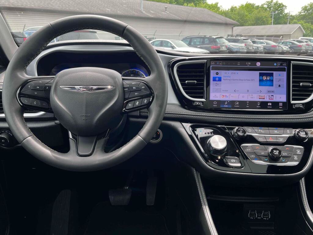 Used 2025 Chrysler Pacifica Limited FWD image 2