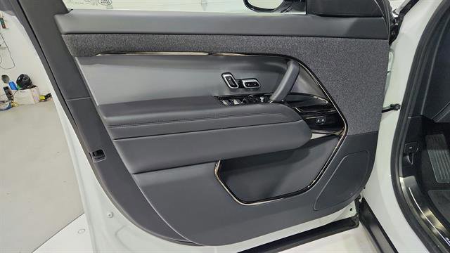 Used 2025 Land Rover Range Rover Sport SE image 25