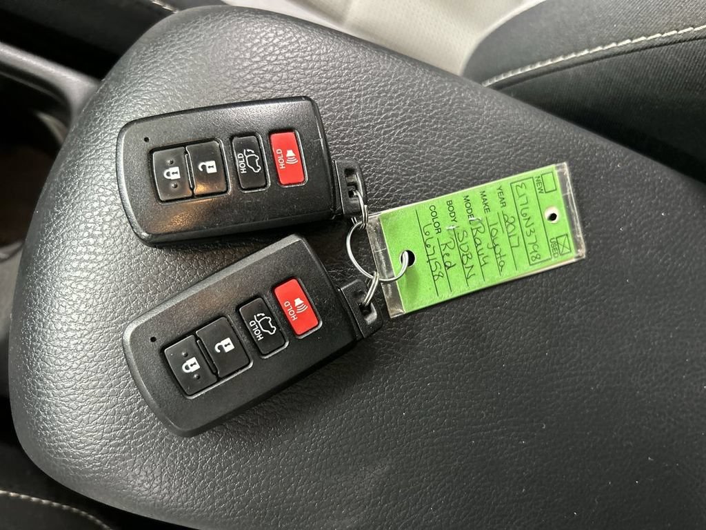 Used 2017 Toyota RAV4 XLE AWD/4WD image 12