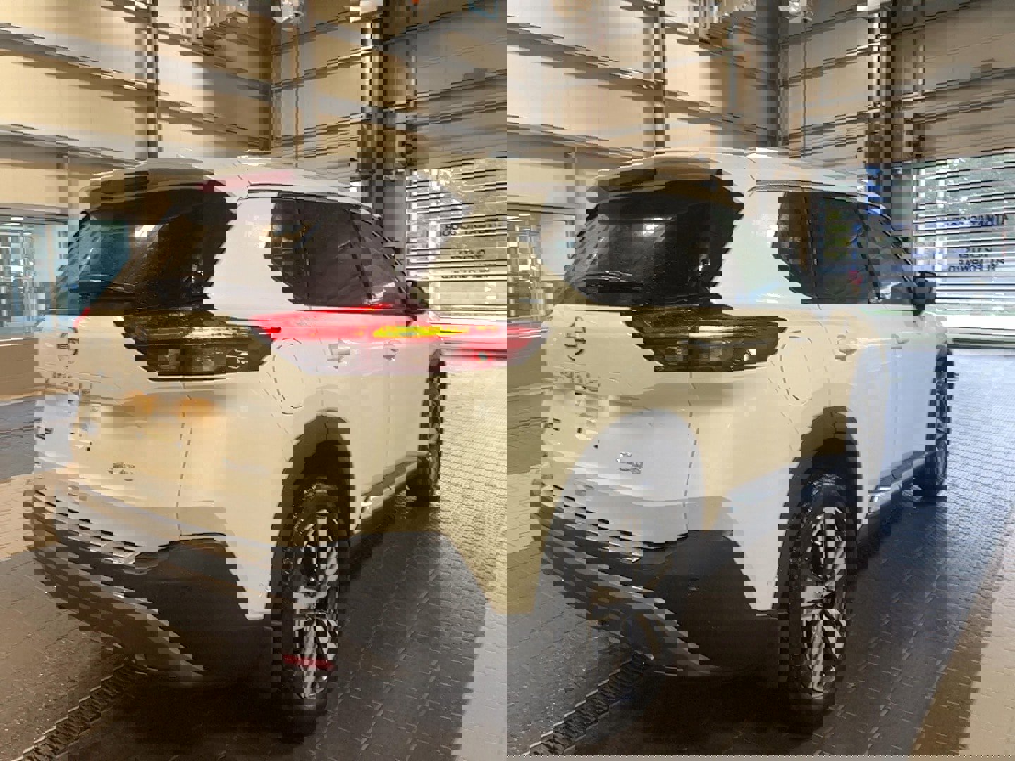 Used 2023 Nissan Rogue SL w/ SL Premium Package image 20