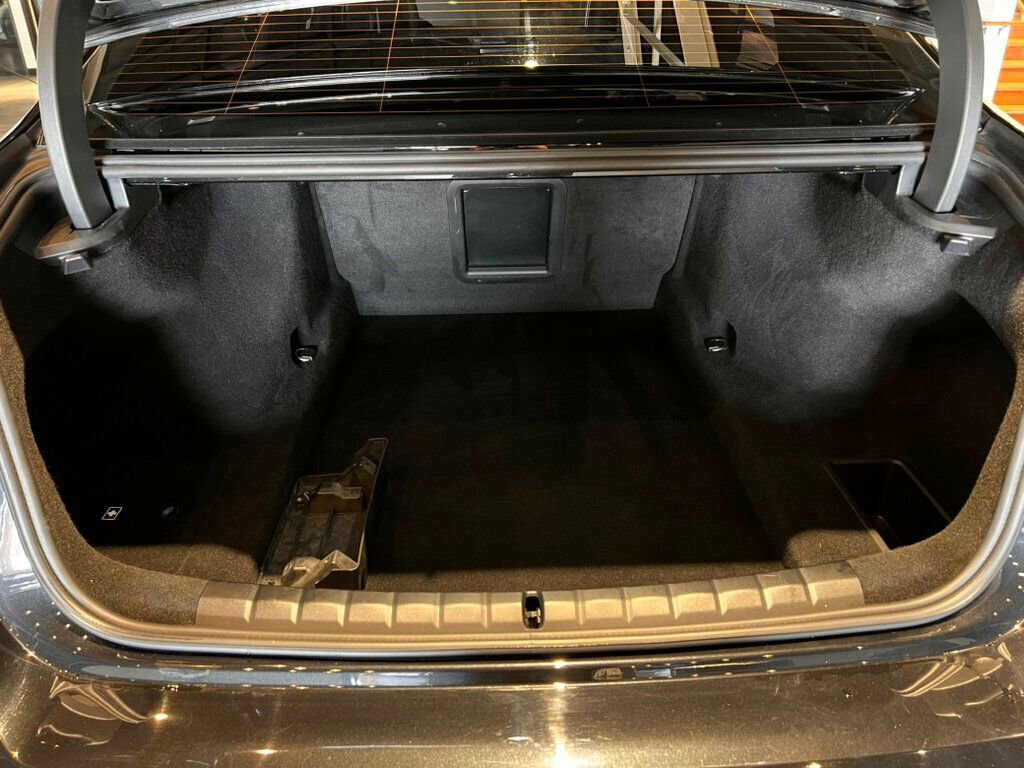 Used 2023 BMW 740i w/ Parking Assistance Package image 29