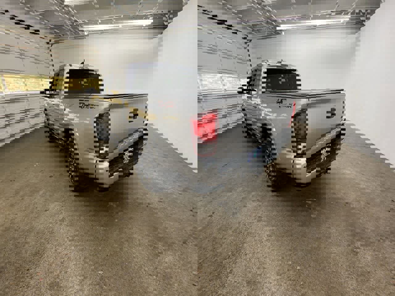 Used 2018 Toyota Tacoma TRD Sport w/ Technology Package image 4