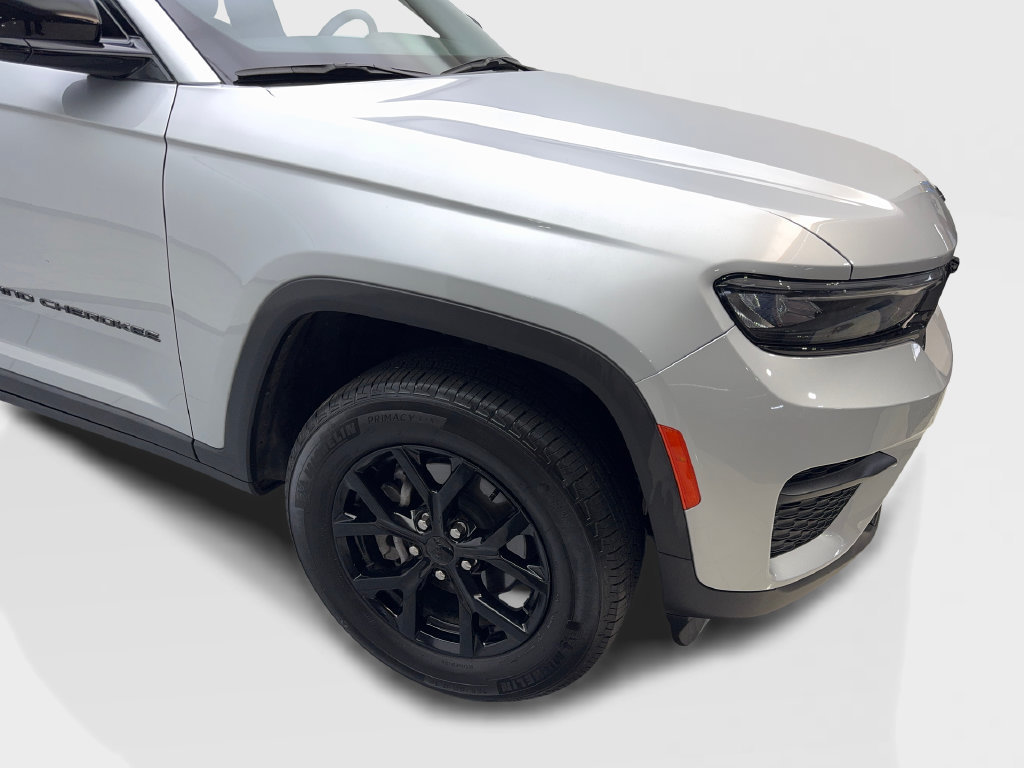 Used 2025 Jeep Grand Cherokee Altitude RWD image 21