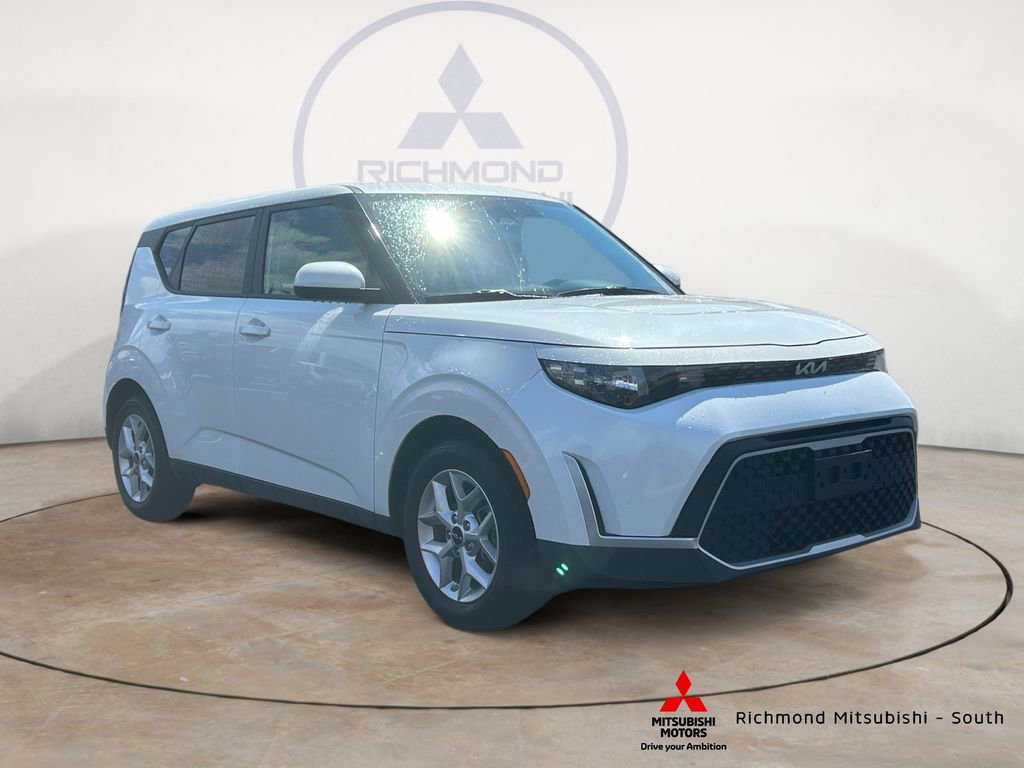 Used 2024 Kia Soul LX w/ Option Group 015 FWD image 1