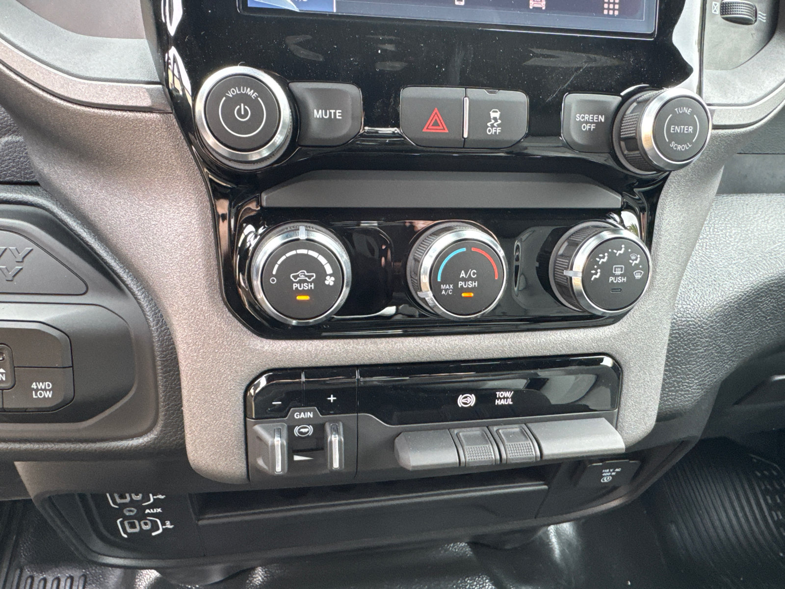 New 2026 RAM 2500 Tradesman w/ Chrome Appearance Group AWD/4WD image 28
