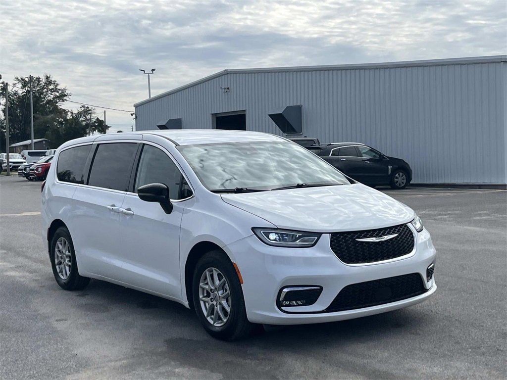 Used 2024 Chrysler Pacifica Touring-L image 7