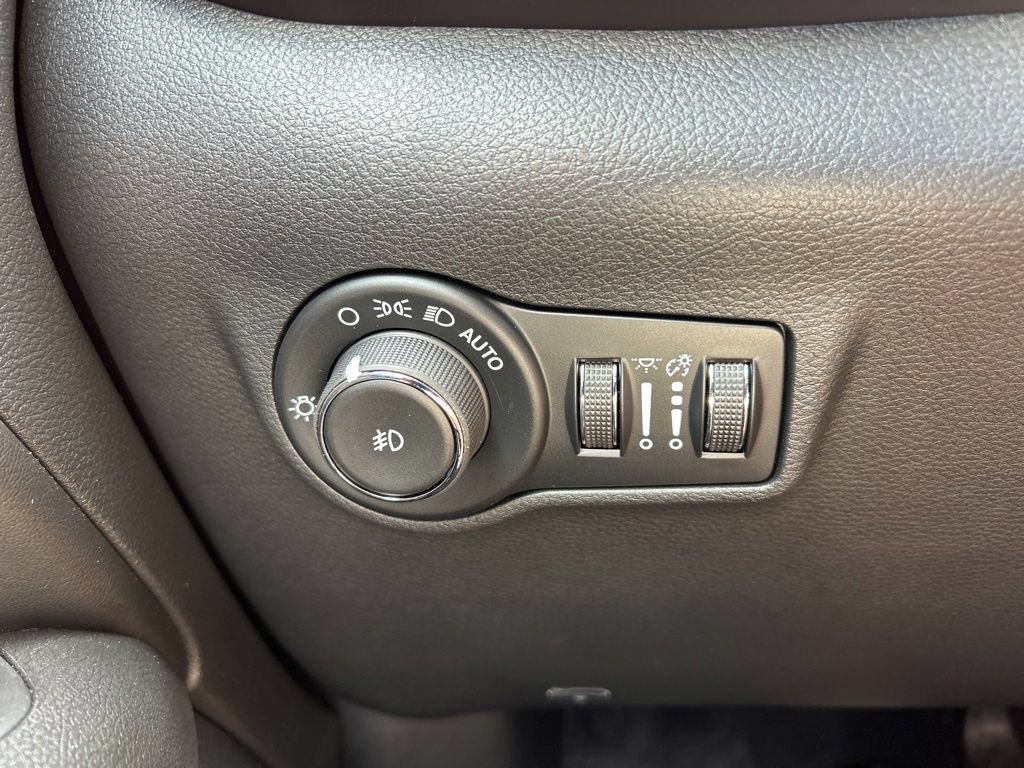 Used 2026 Jeep Compass Latitude AWD/4WD image 22