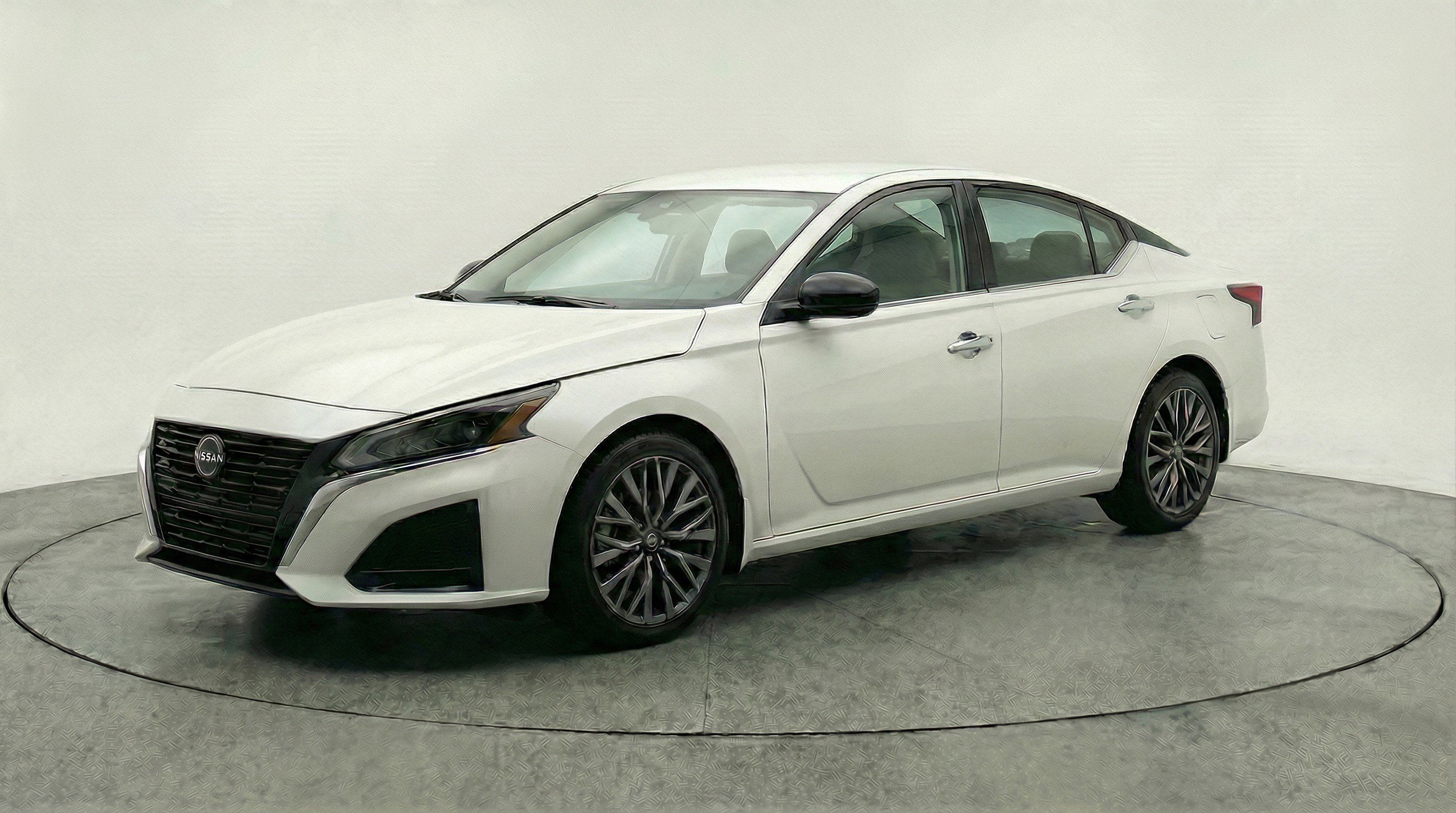 Used 2025 Nissan Altima 2.5 SV image 3