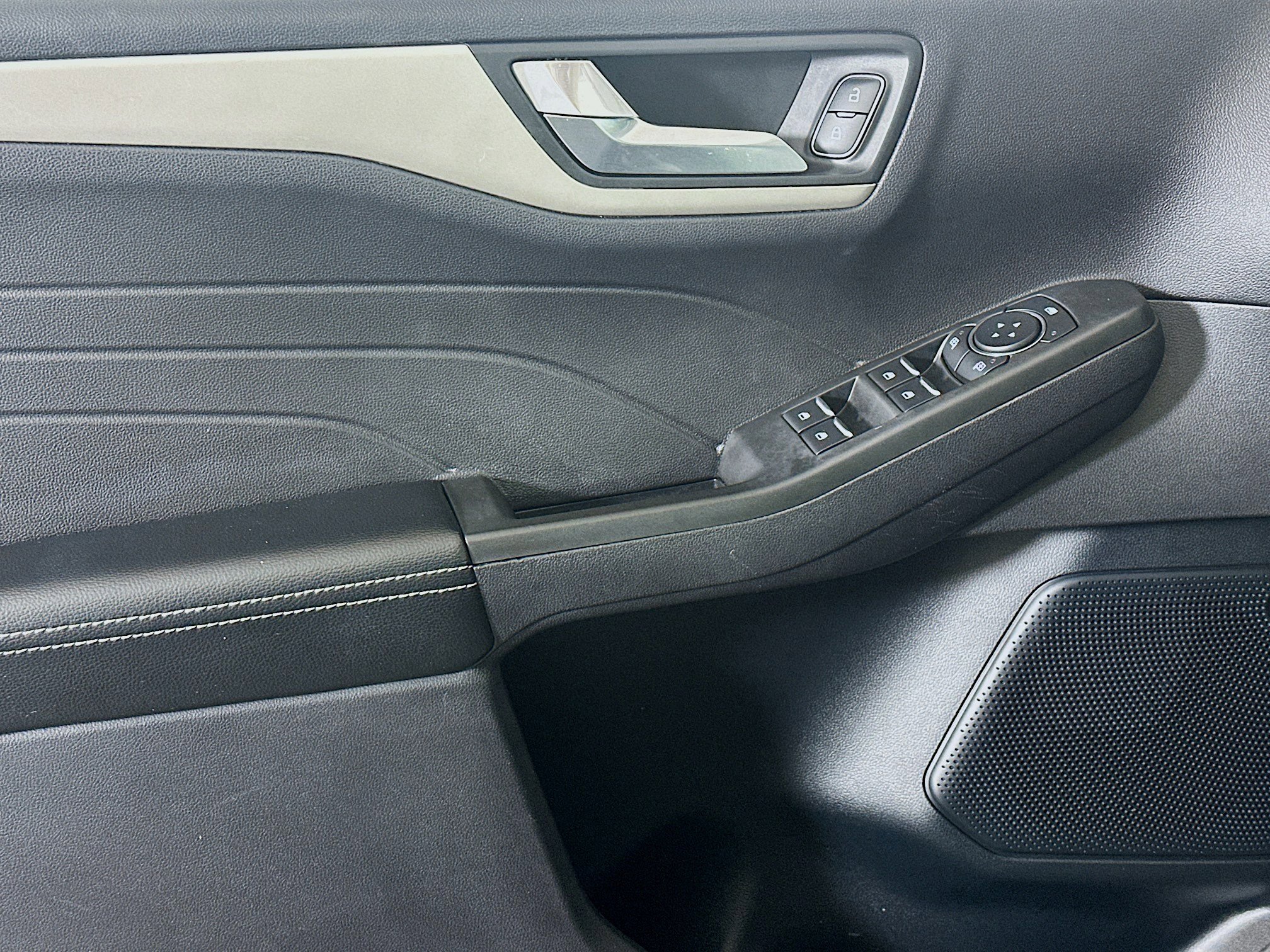 Used 2021 Ford Escape SE w/ SE Sport Appearance Package FWD image 15