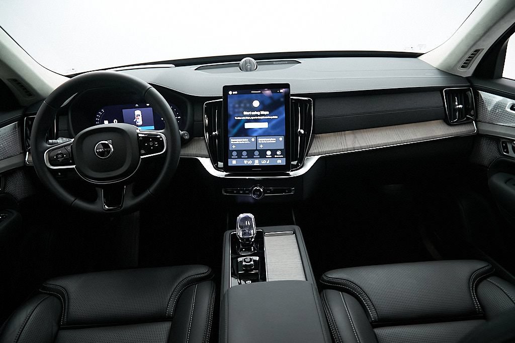 Certified 2025 Volvo XC90 T8 Ultra AWD/4WD image 26
