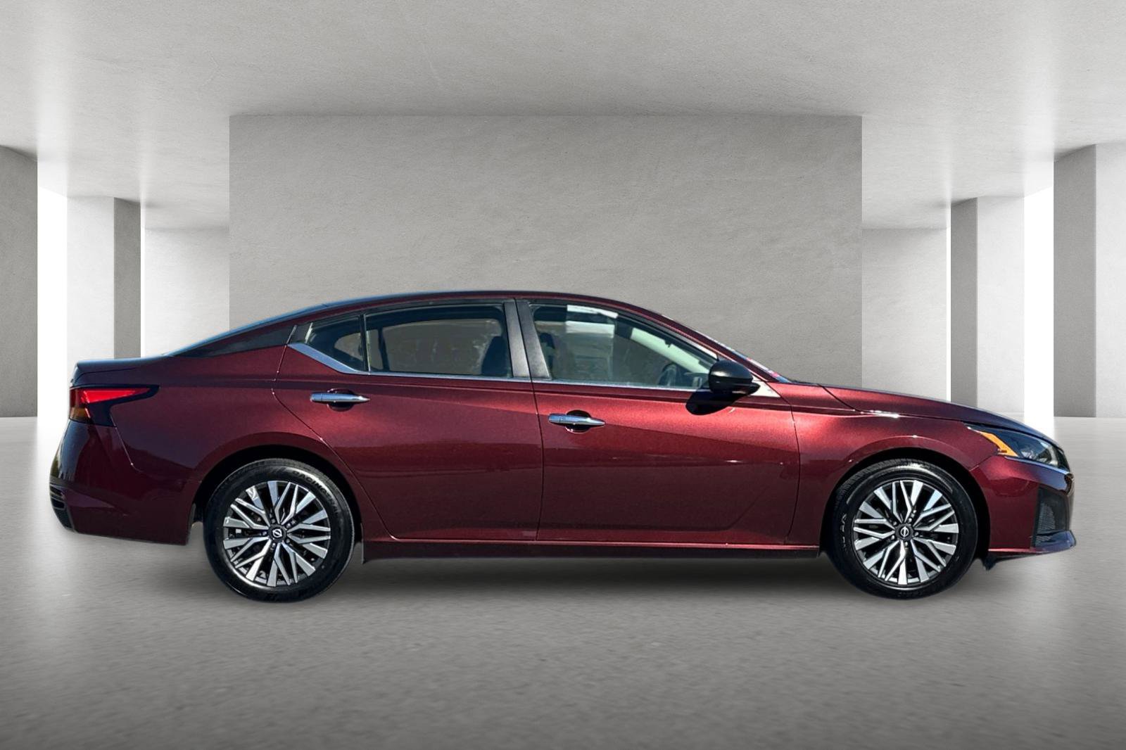 Used 2024 Nissan Altima 2.5 SV FWD image 3