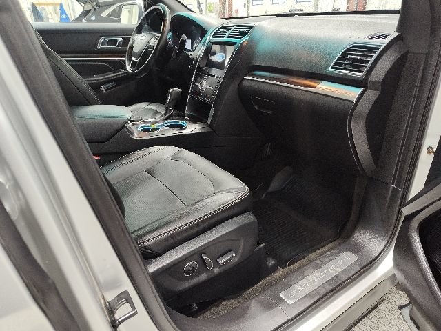 Used 2017 Ford Explorer Limited w/ Equipment Group 301A AWD/4WD image 25