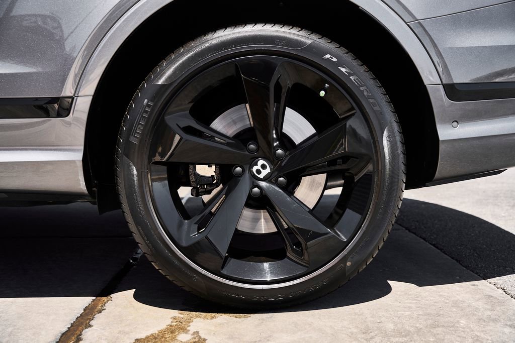 Used 2024 Bentley Bentayga AWD/4WD image 17