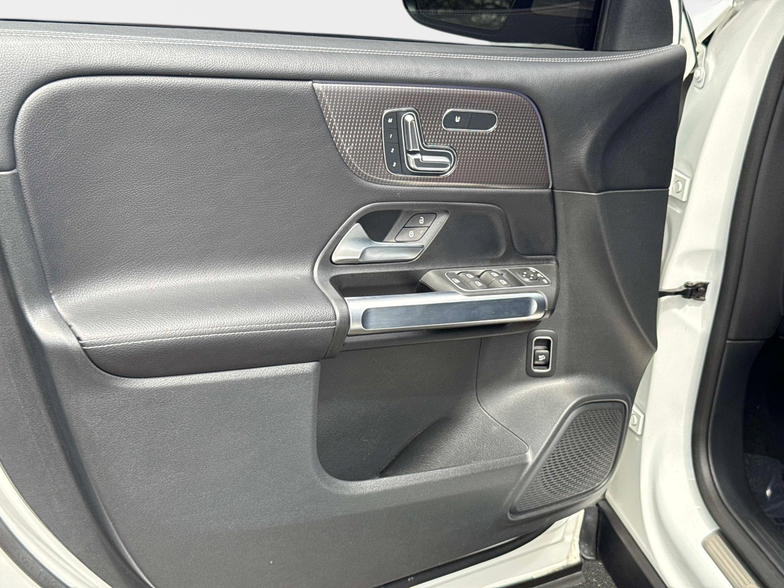 Used 2023 Mercedes-Benz GLB 250 4MATIC w/ Premium Package image 38