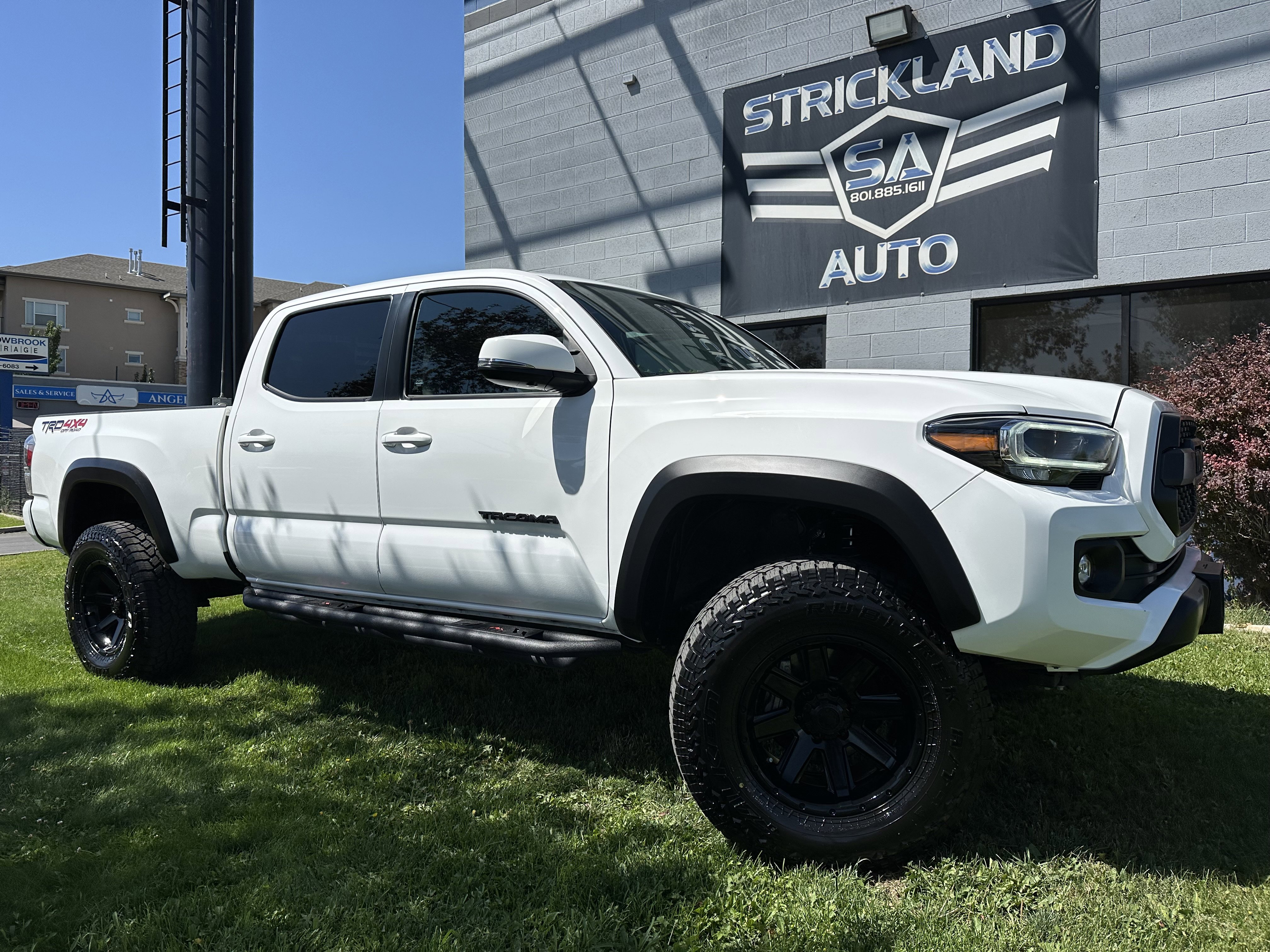 Used 2023 Toyota Tacoma TRD Off-Road image 1