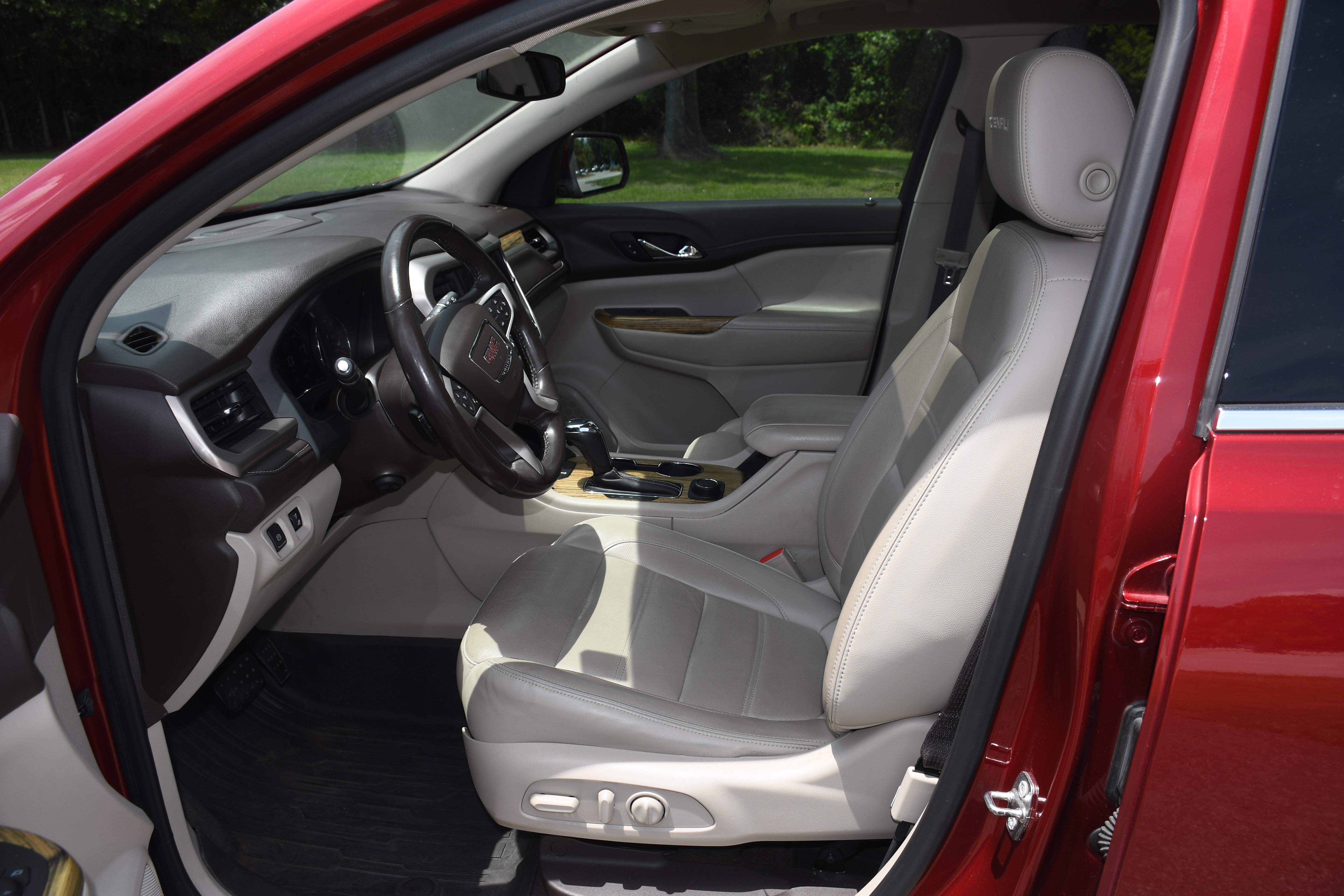 Used 2019 GMC Acadia Denali w/ Technology Package FWD image 8