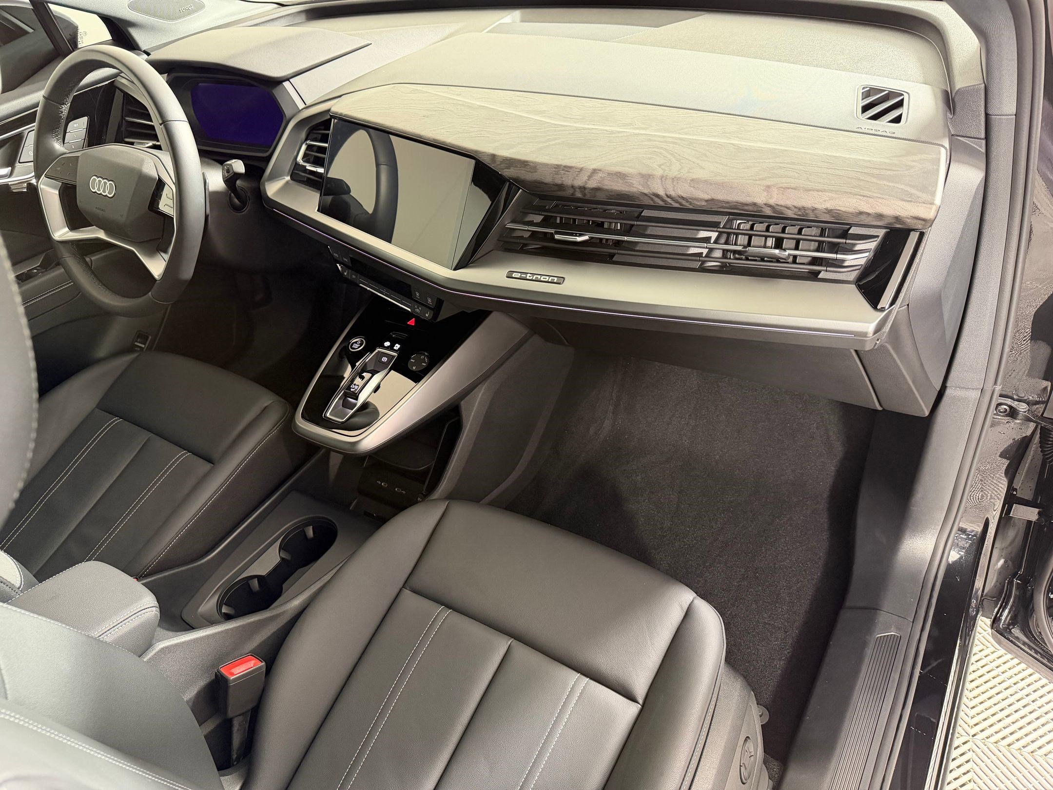 Used 2025 Audi Q4 e-tron Premium Plus image 31