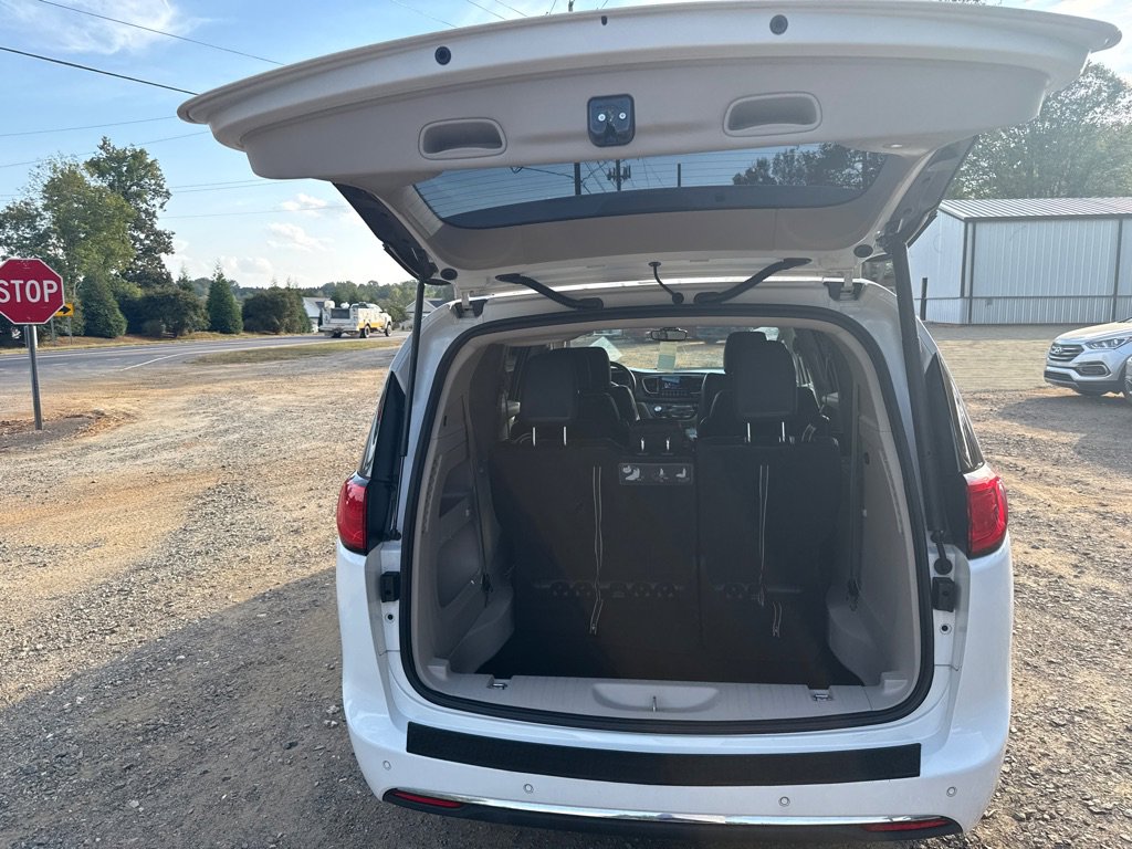 Used 2017 Chrysler Pacifica Touring-L w/ Tire & Wheel Group image 9