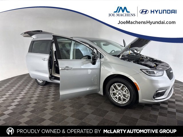 Used 2024 Chrysler Pacifica Touring-L image 14