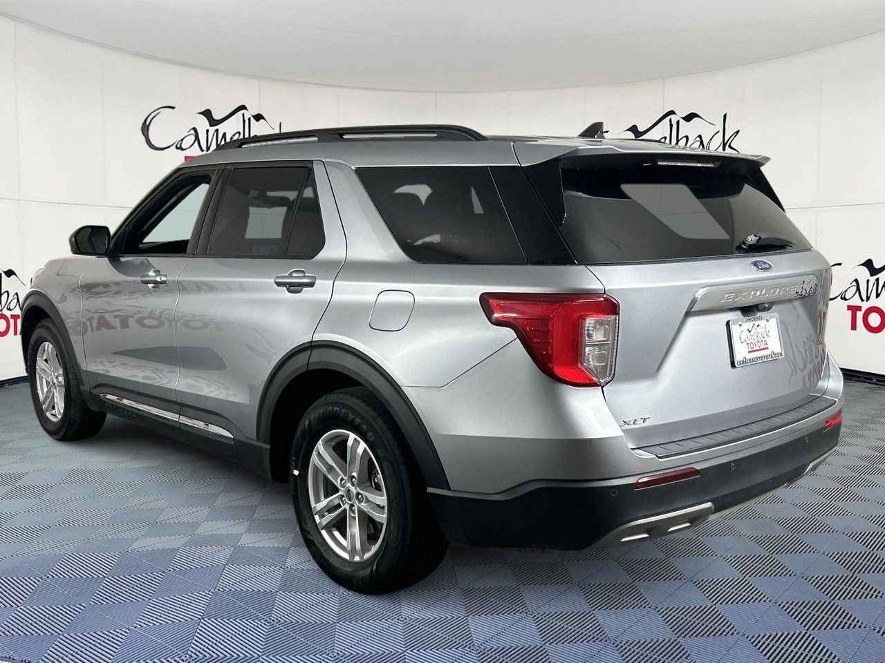 Used 2024 Ford Explorer XLT w/ Equipment Group 202A RWD image 5