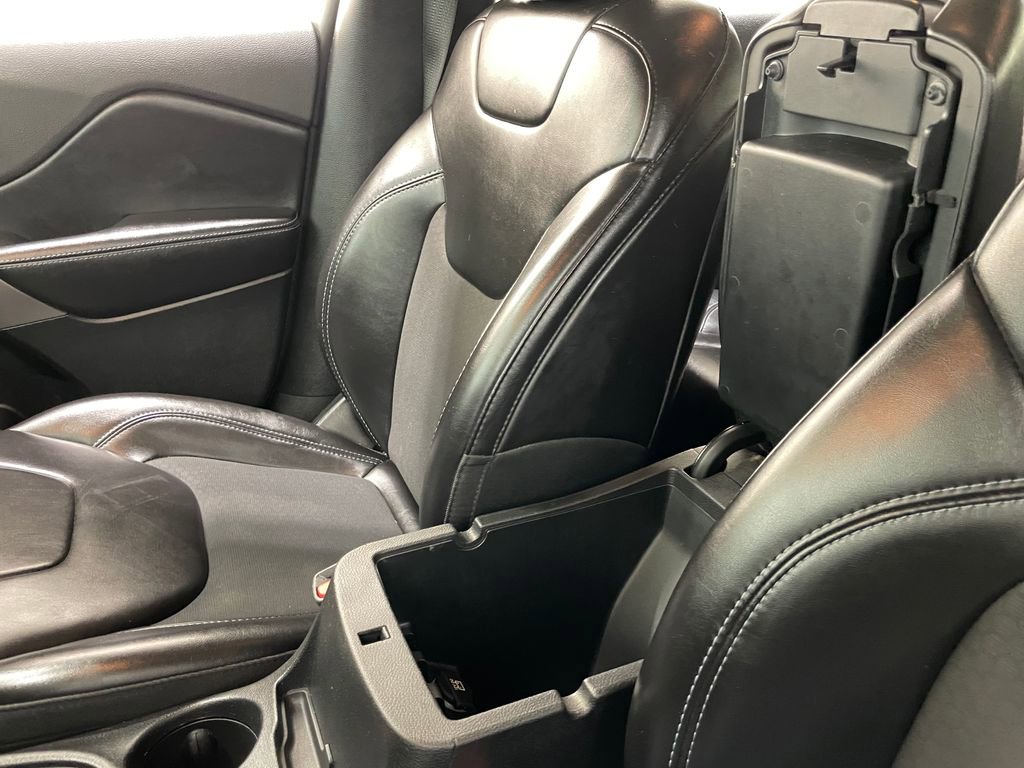 Used 2019 Jeep Cherokee Latitude Plus AWD/4WD image 30