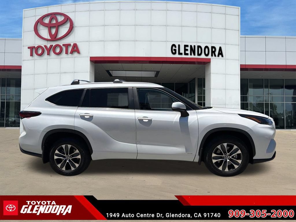 Certified 2025 Toyota Highlander XLE AWD/4WD image 12