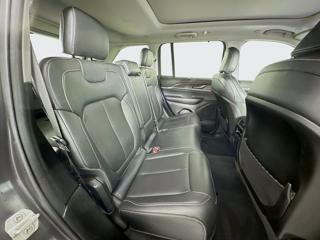 Used 2024 Jeep Grand Cherokee Limited w/ Luxury Tech Group II image 28