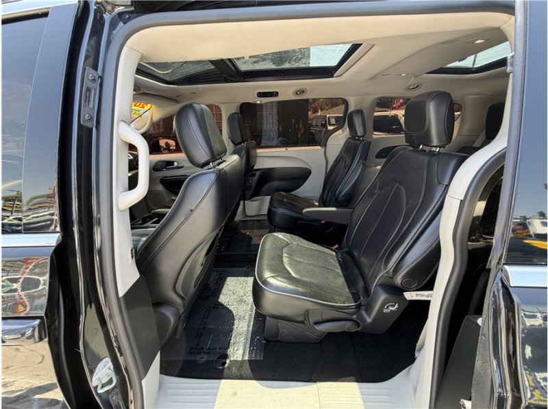 Used 2018 Chrysler Pacifica Limited FWD image 19