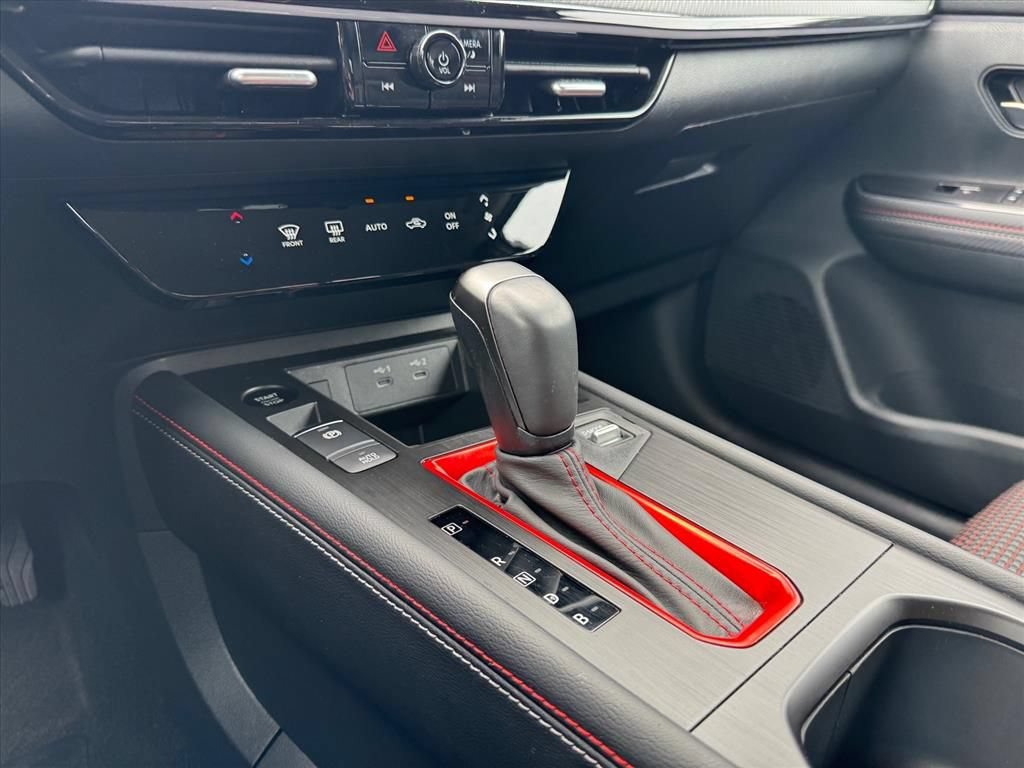 Certified 2025 Nissan Kicks SR FWD image 19