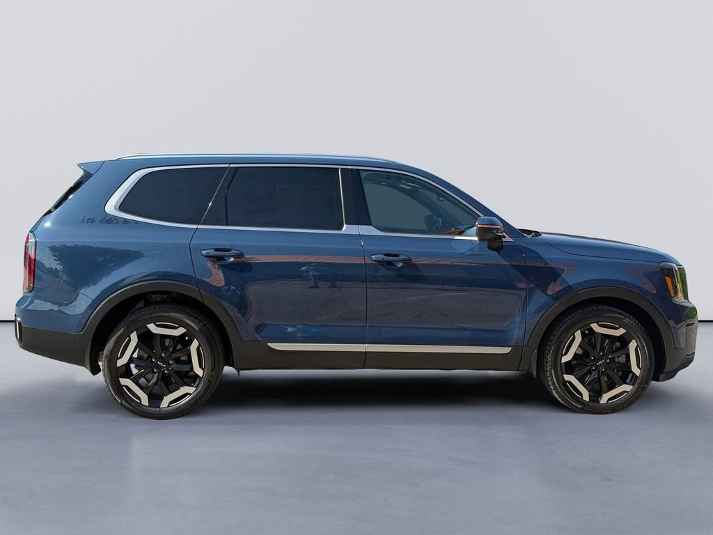 Used 2023 Kia Telluride EX w/ EX Captain's Chair Package FWD image 2