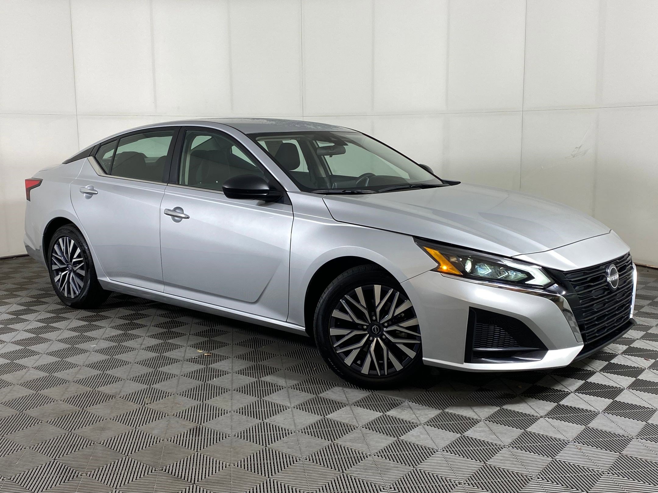 Used 2024 Nissan Altima 2.5 SV image 6