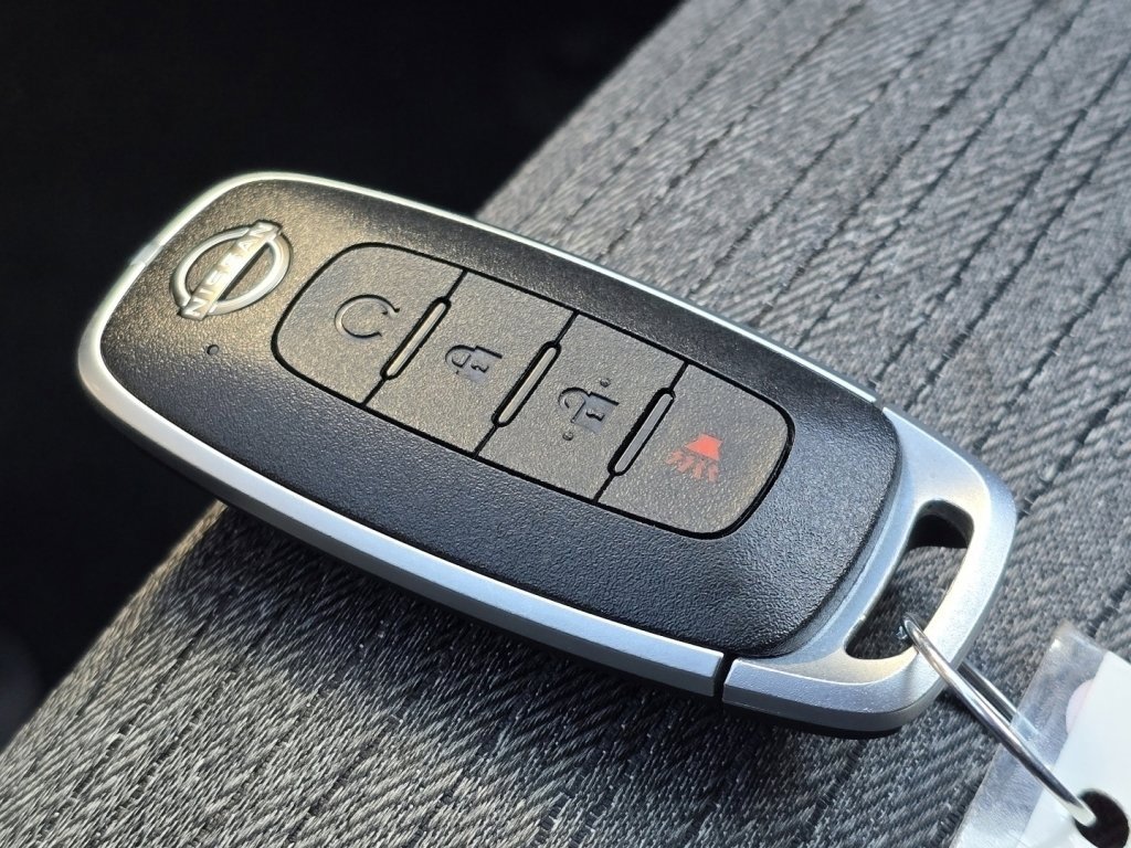 Used 2023 Nissan Rogue SV image 32