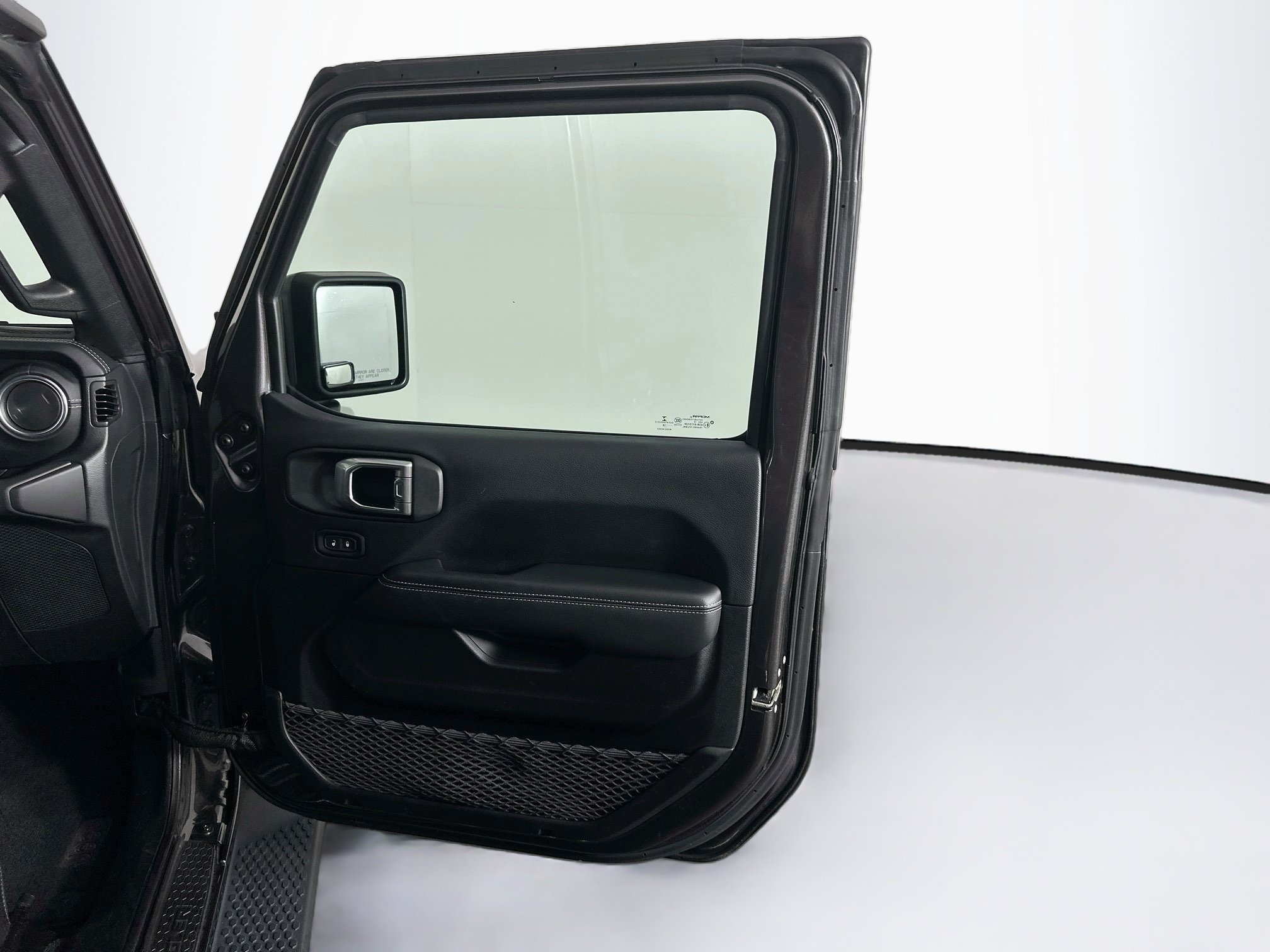 Used 2018 Jeep Wrangler Unlimited Sahara w/ Cold Weather Group AWD/4WD image 30
