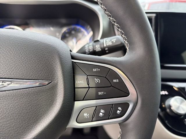 Used 2024 Chrysler Pacifica Touring-L image 19