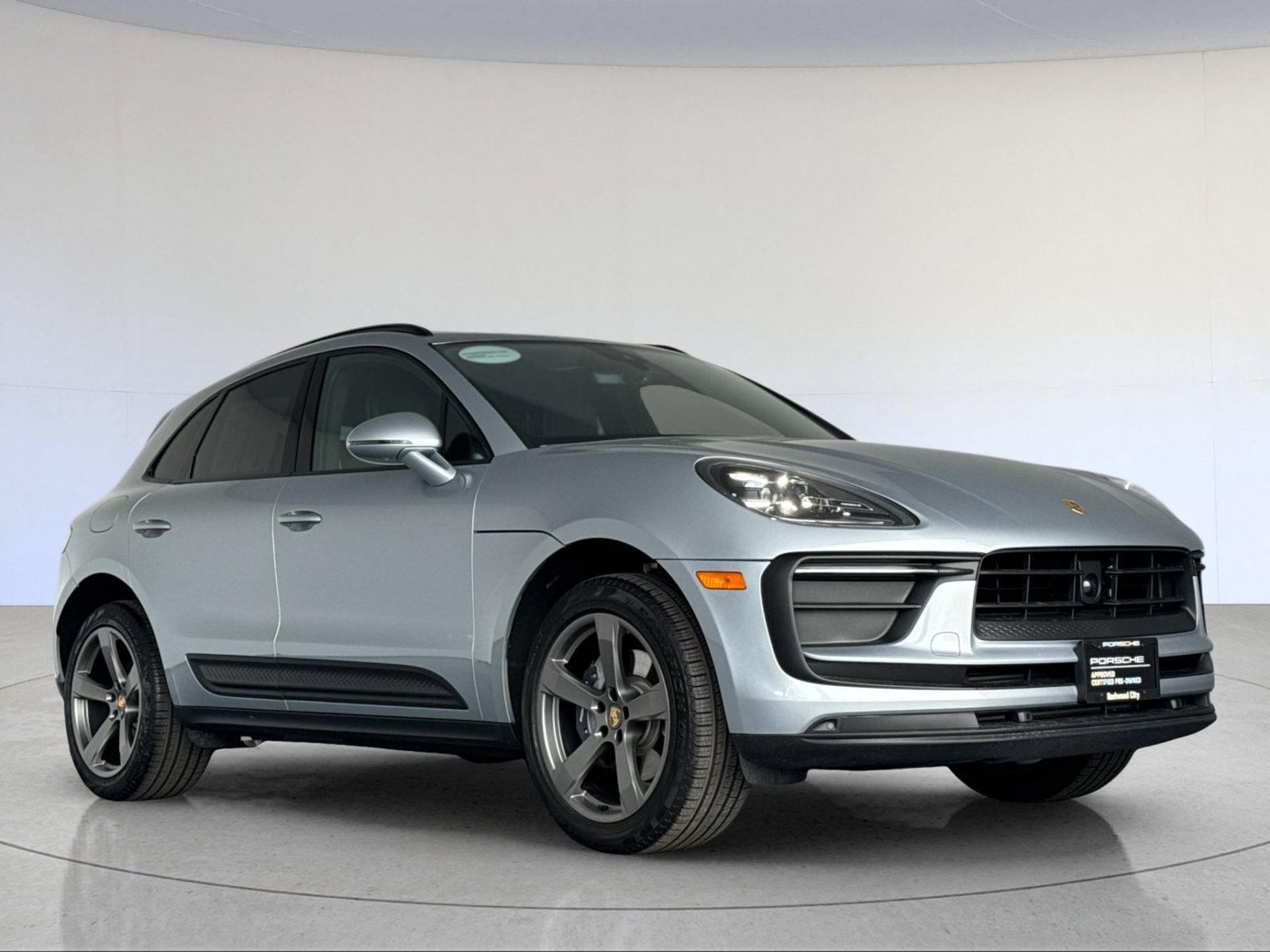 Certified 2025 Porsche Macan AWD/4WD image 10