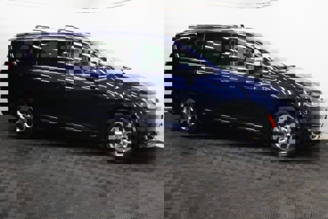 Used 2017 Chrysler Pacifica Touring-L Plus image 4