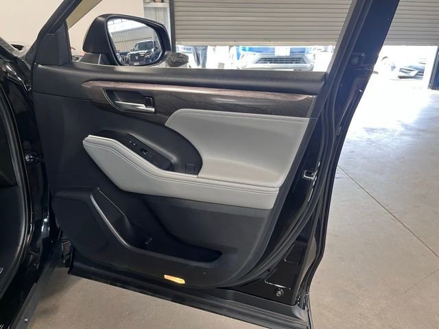 Used 2021 Toyota Highlander Limited image 12
