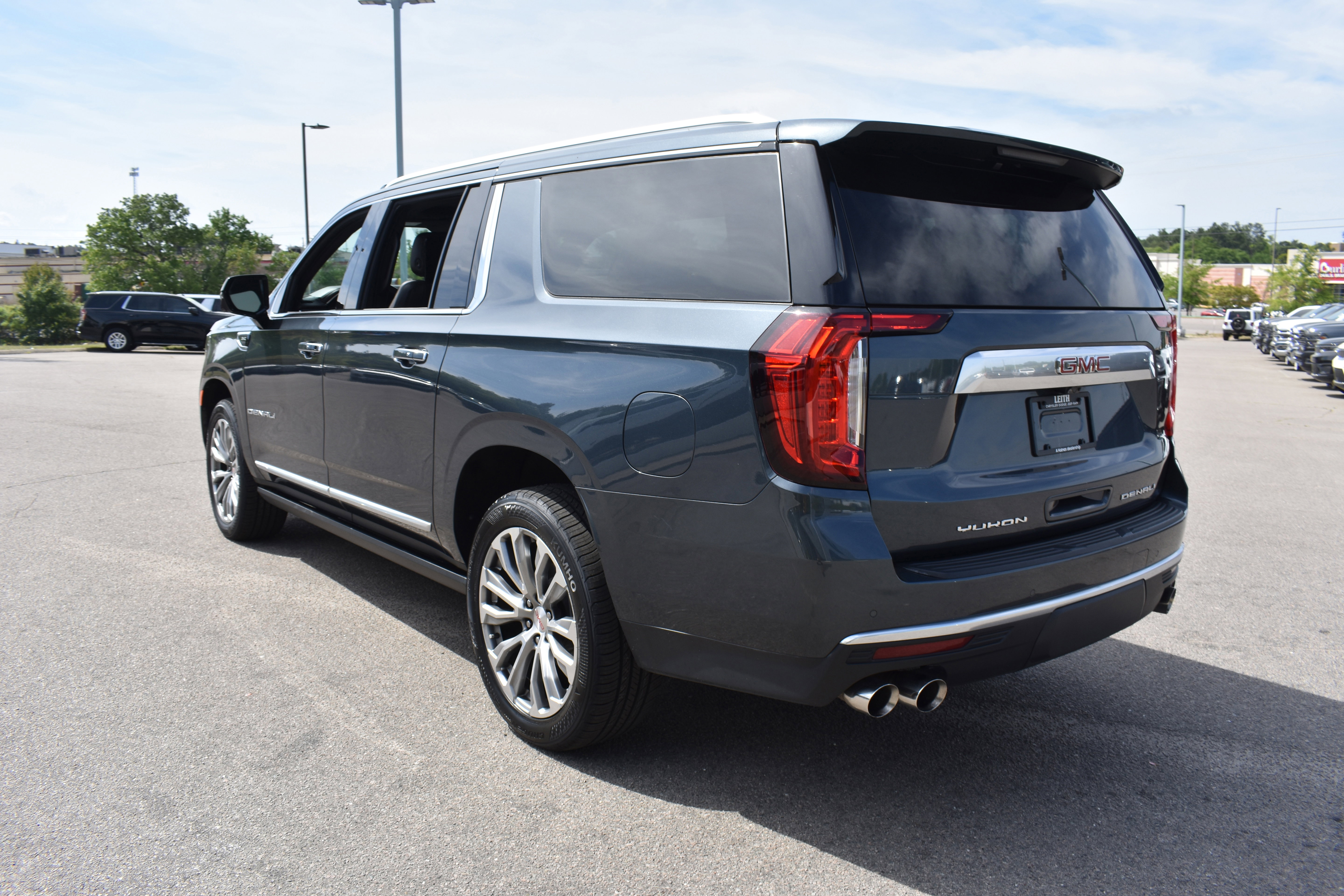 Used 2021 GMC Yukon XL Denali w/ Denali Ultimate Package AWD/4WD image 7