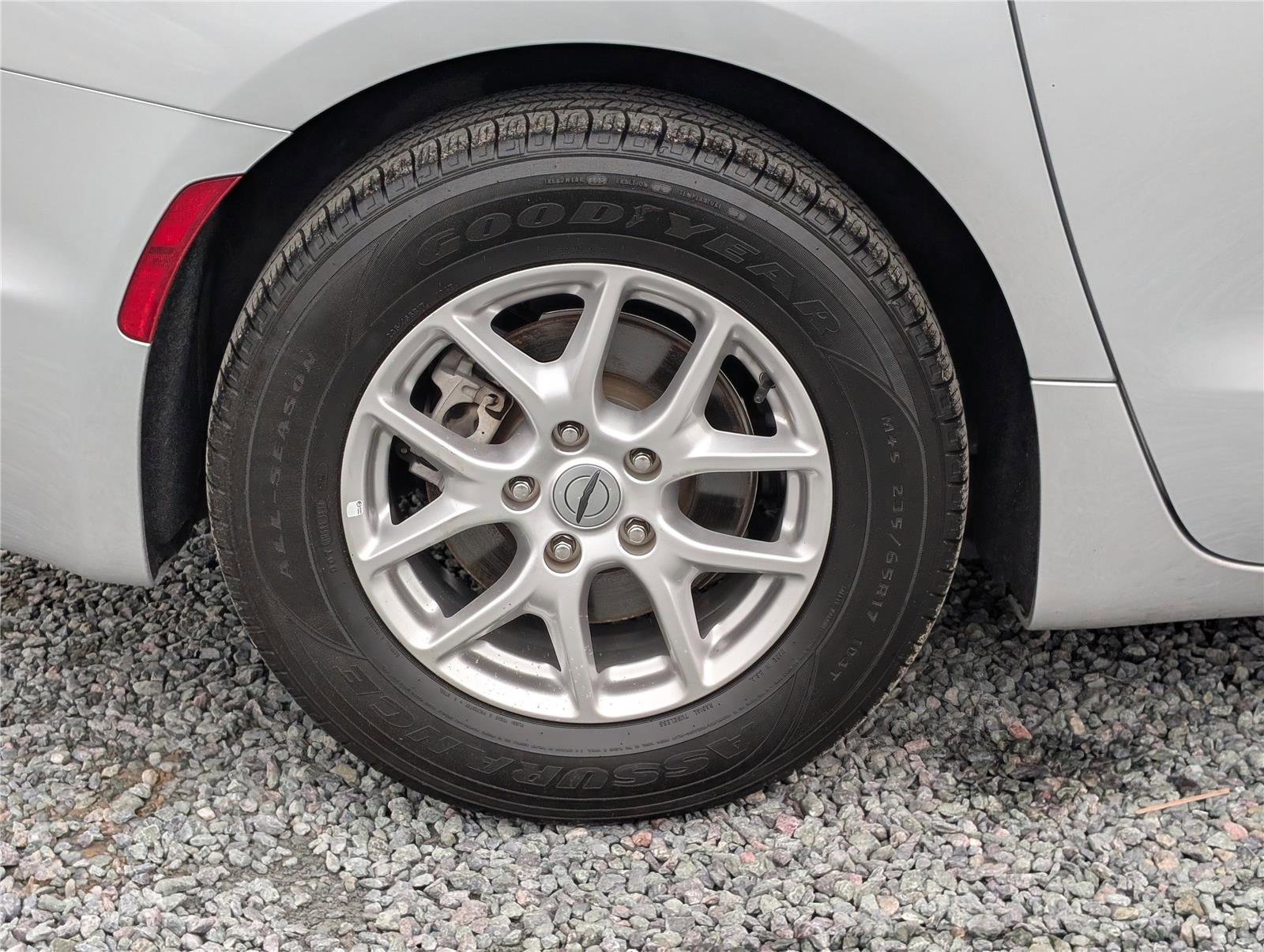 Used 2024 Chrysler Pacifica Touring-L image 9