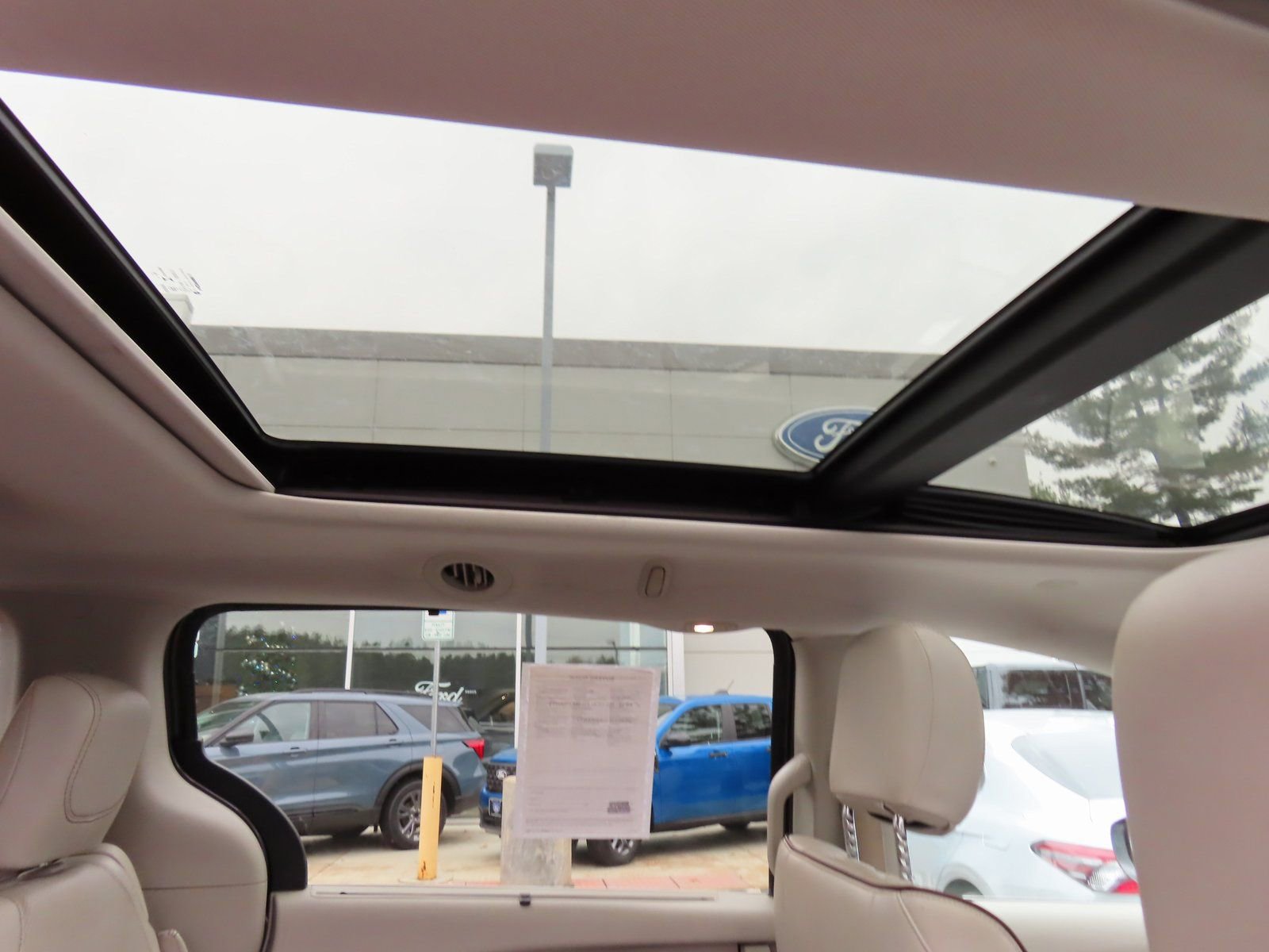 Used 2017 Chrysler Pacifica Limited image 34