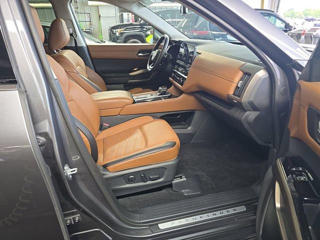 Used 2025 Nissan Pathfinder Platinum w/ Black Appearance Package FWD image 10
