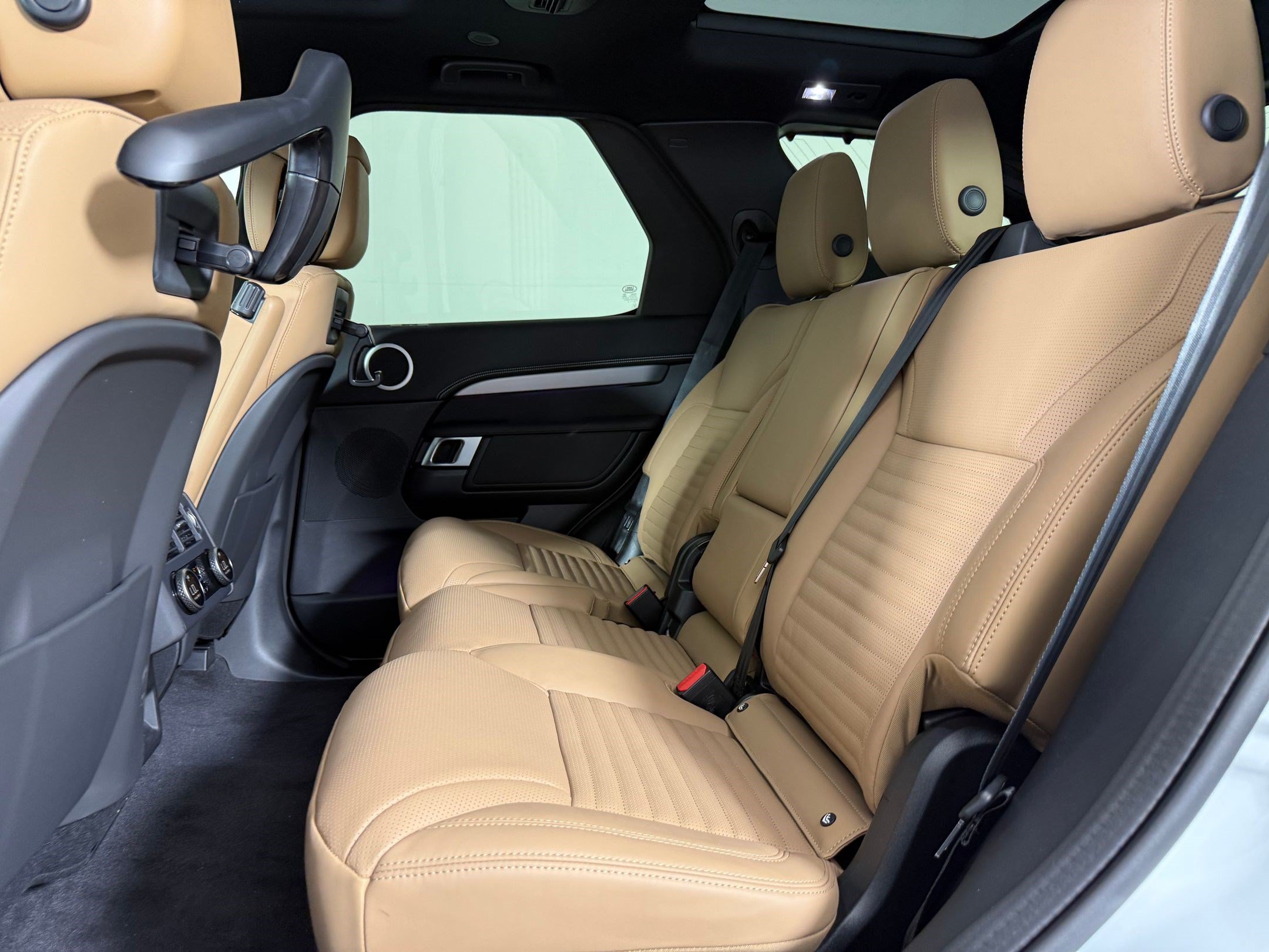 New 2026 Land Rover Discovery Limited Edition AWD/4WD image 21