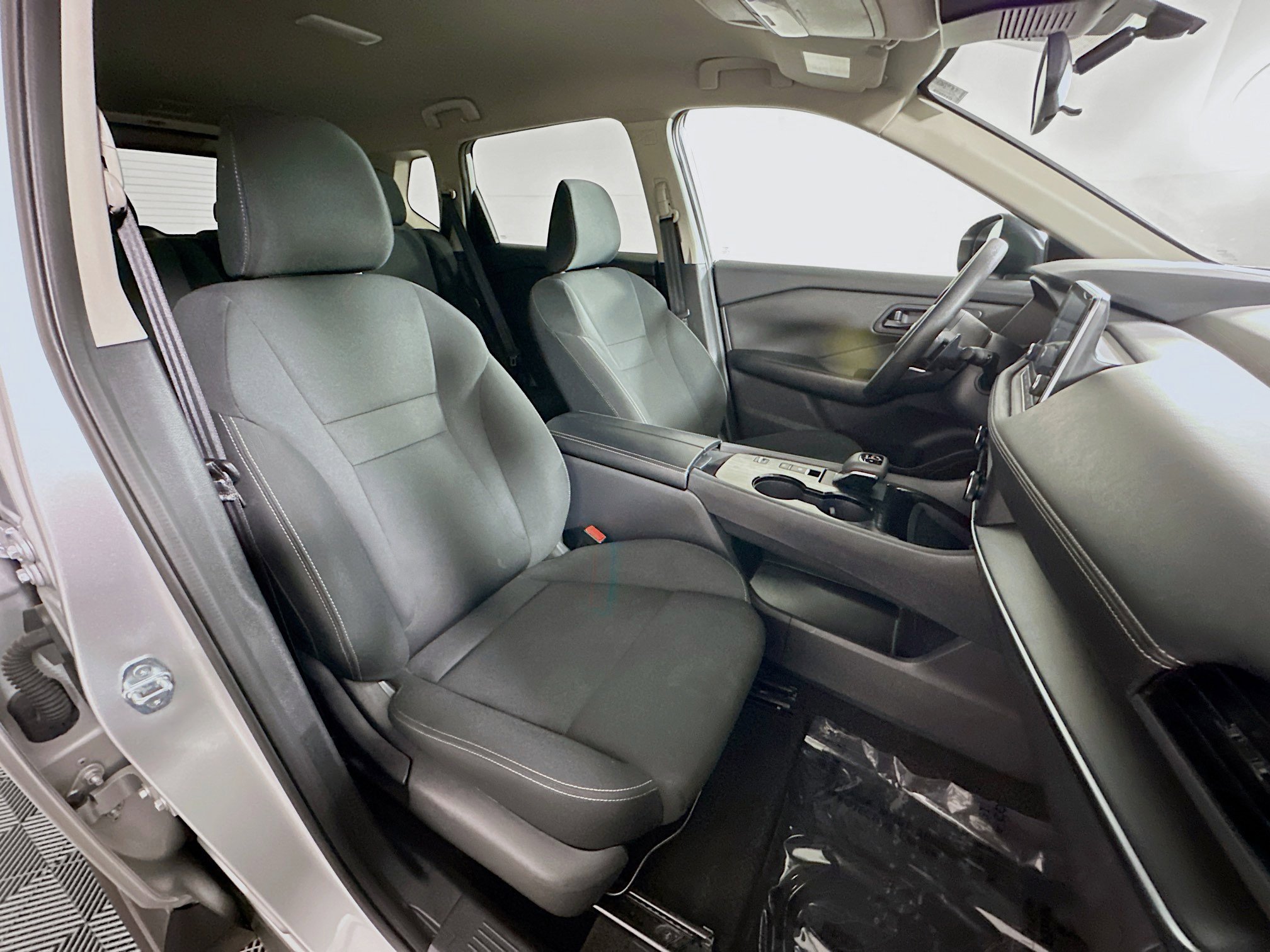 Used 2024 Nissan Rogue S image 28