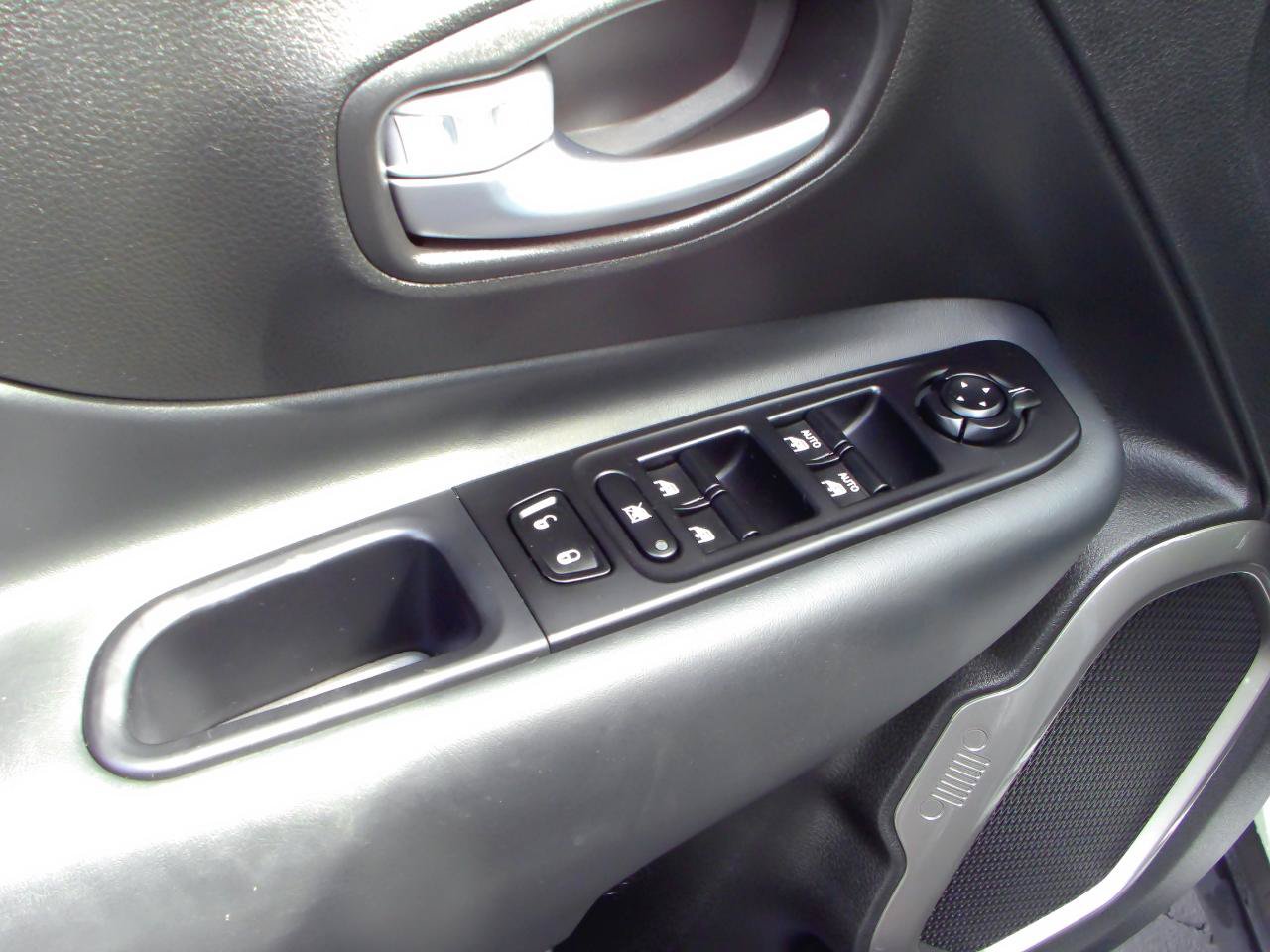 Used 2022 Jeep Renegade Latitude AWD/4WD image 12