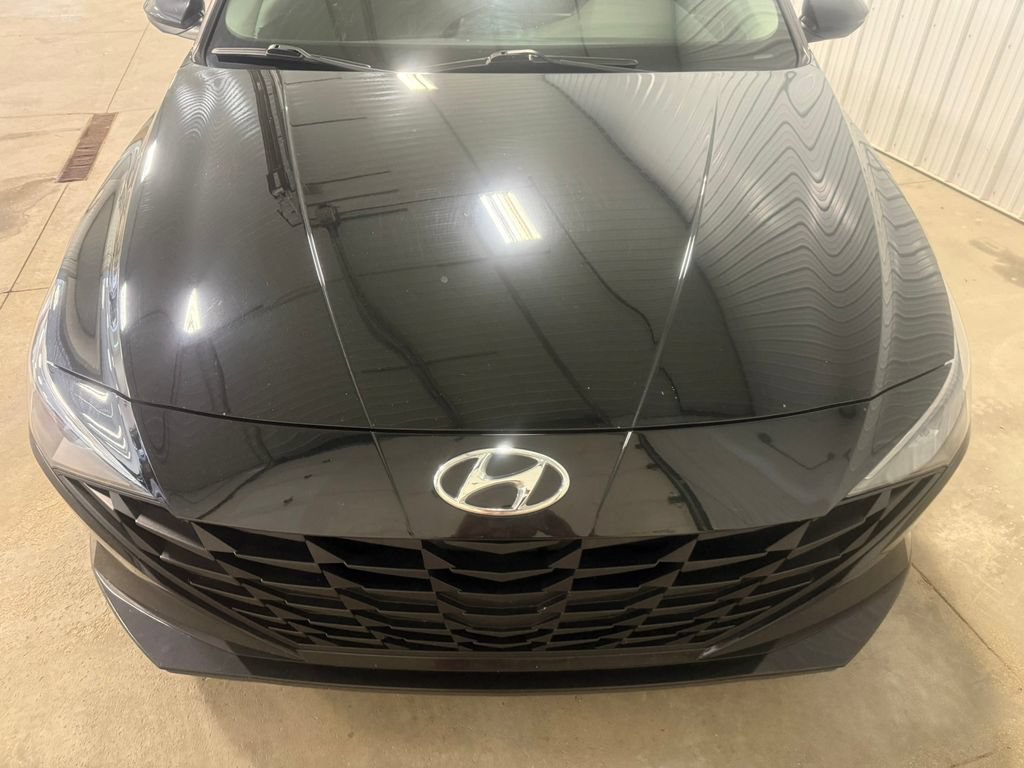 Used 2022 Hyundai Elantra SE FWD image 4
