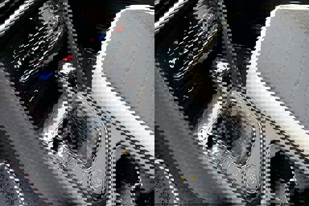 Certified 2025 Volkswagen Taos SE w/ Panoramic Sunroof Package image 17