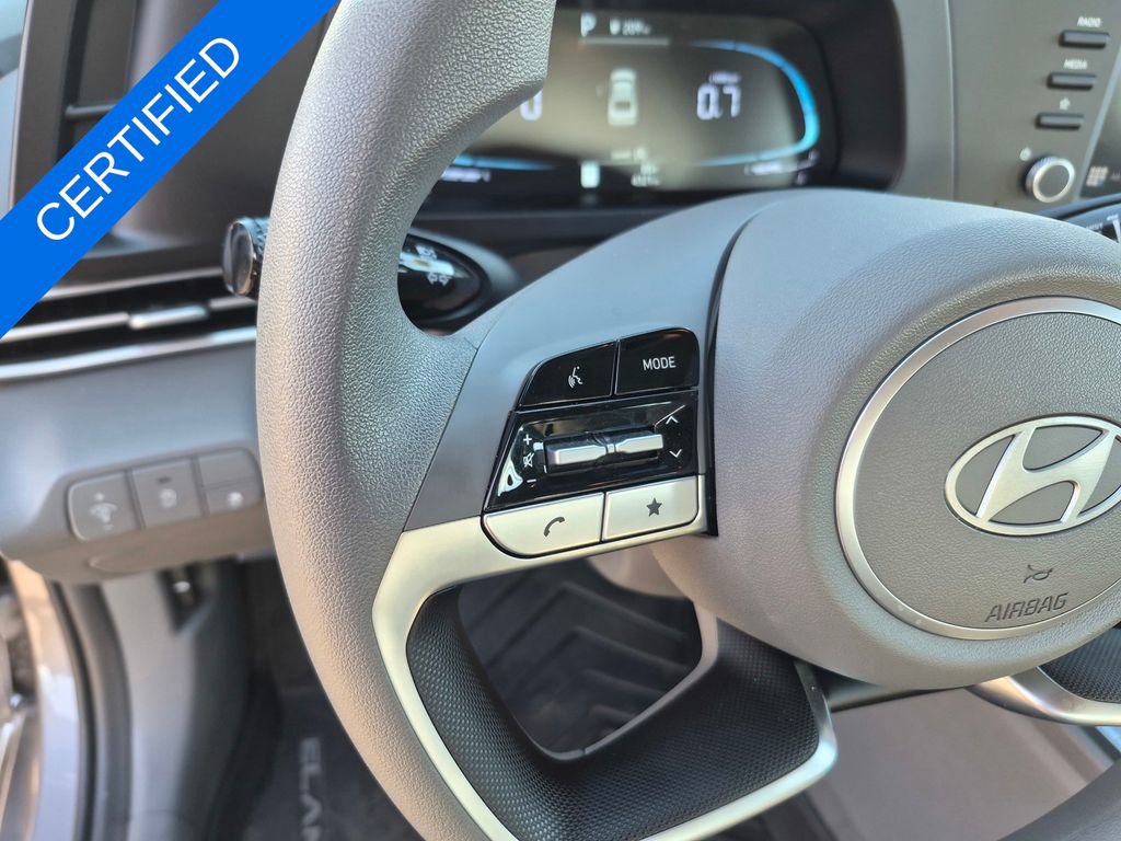 Used 2025 Hyundai Elantra SE image 12