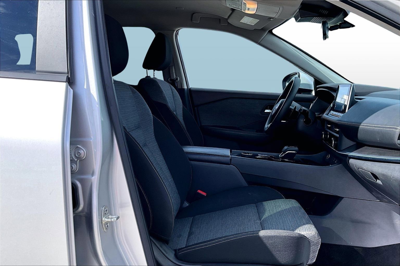 Used 2023 Nissan Rogue SV image 7